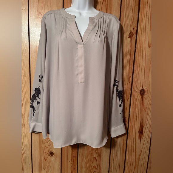 Simply Vera VERA WANG Women's Blouse Pleated Front Embroidery Long Sleeve Size L - Picture 2 of 8